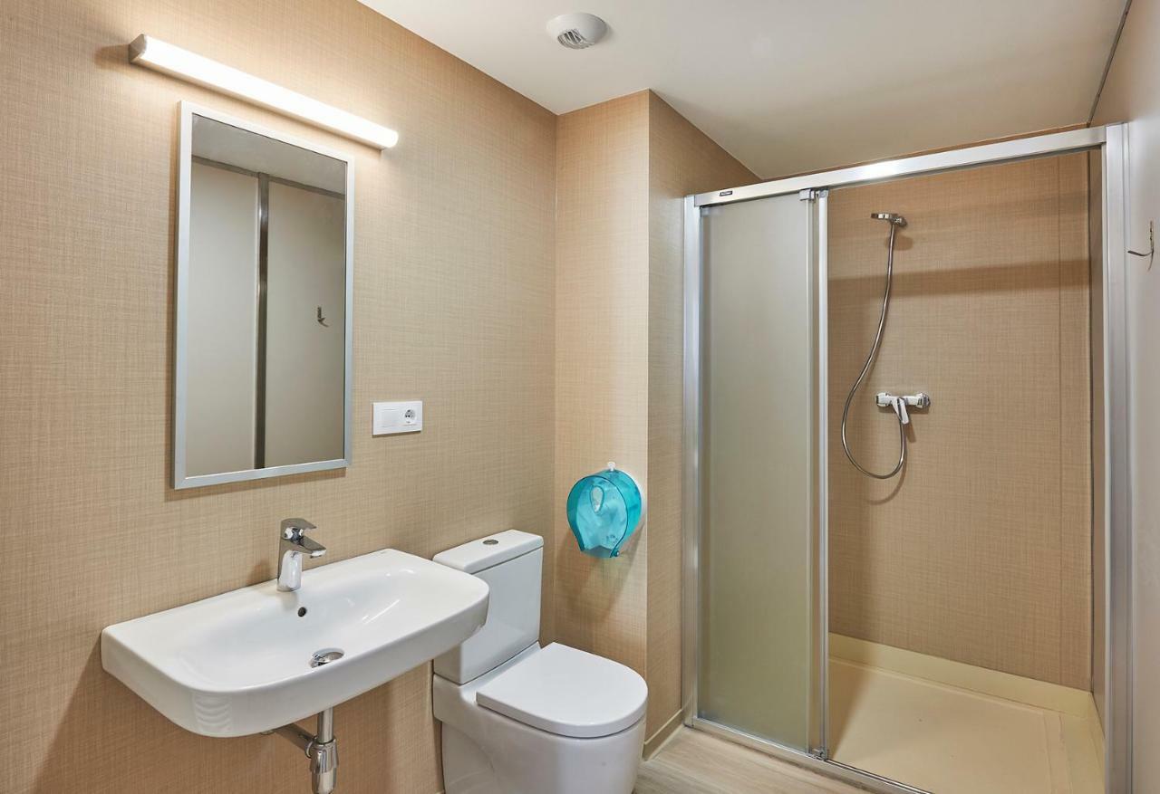 Alberg Abat Oliba Monistrol de Montserrat Bagian luar foto A modern bathroom with a shower enclosure